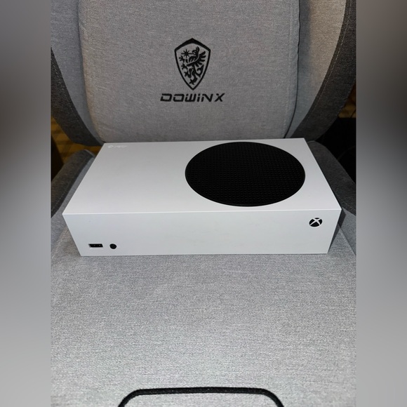 Xbox Series S (Used - like new) - Picture 1 of 4
